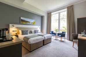 Escritorio, tabla de planchar con plancha, wifi gratis y ropa de cama