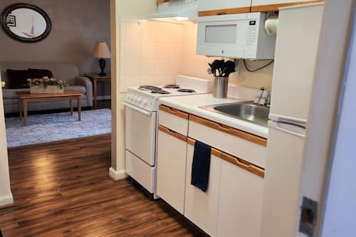 Full-size fridge, microwave, oven, stovetop