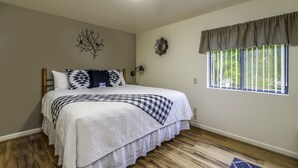Suite, 1 slaapkamer | 1 slaapkamer, een laptopwerkplek, een strijkplank/strijkijzer