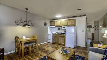 Suite, 1 Bedroom | Living area