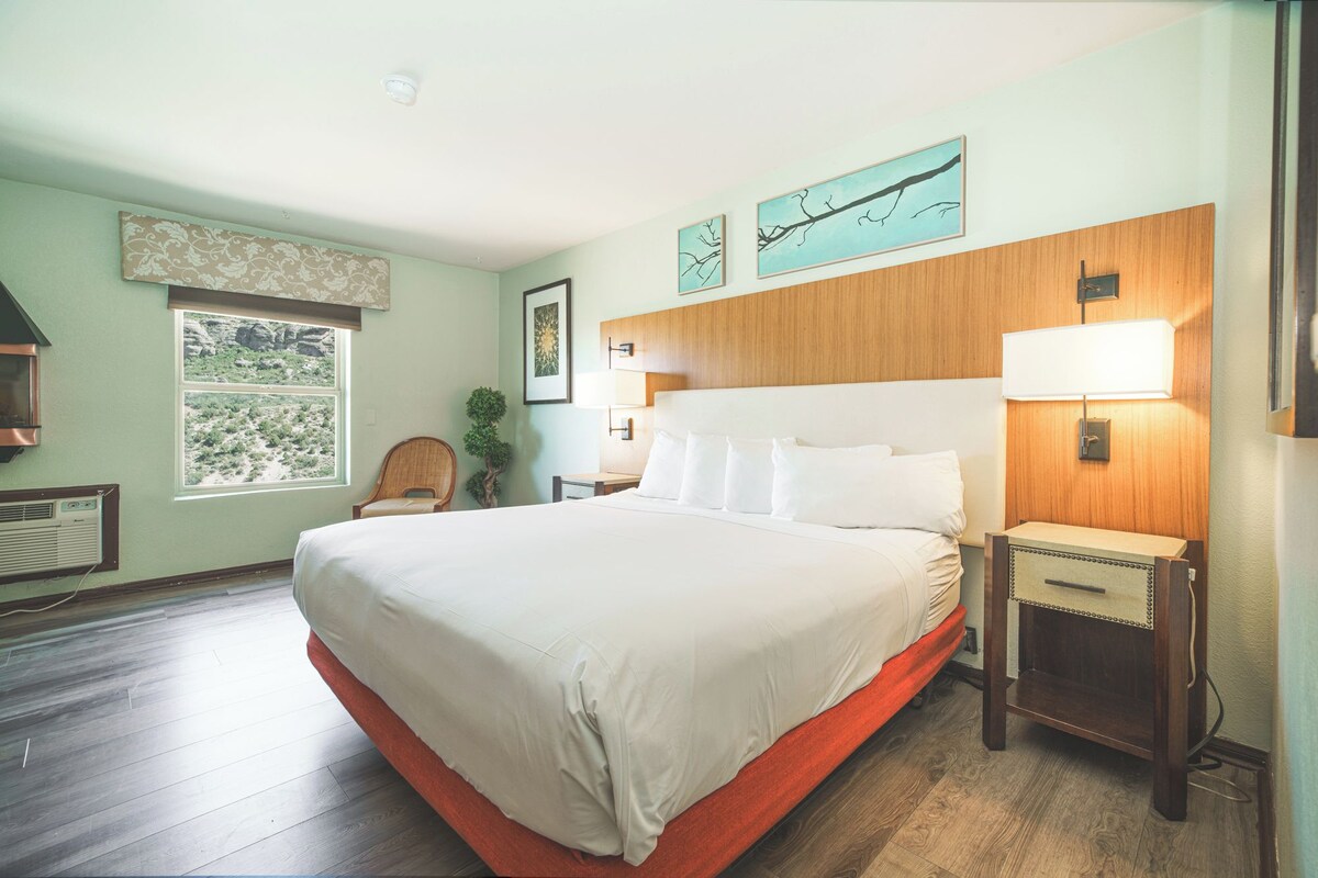 King Suite | Camas con pillow-top, tabla de planchar con plancha y camas extra