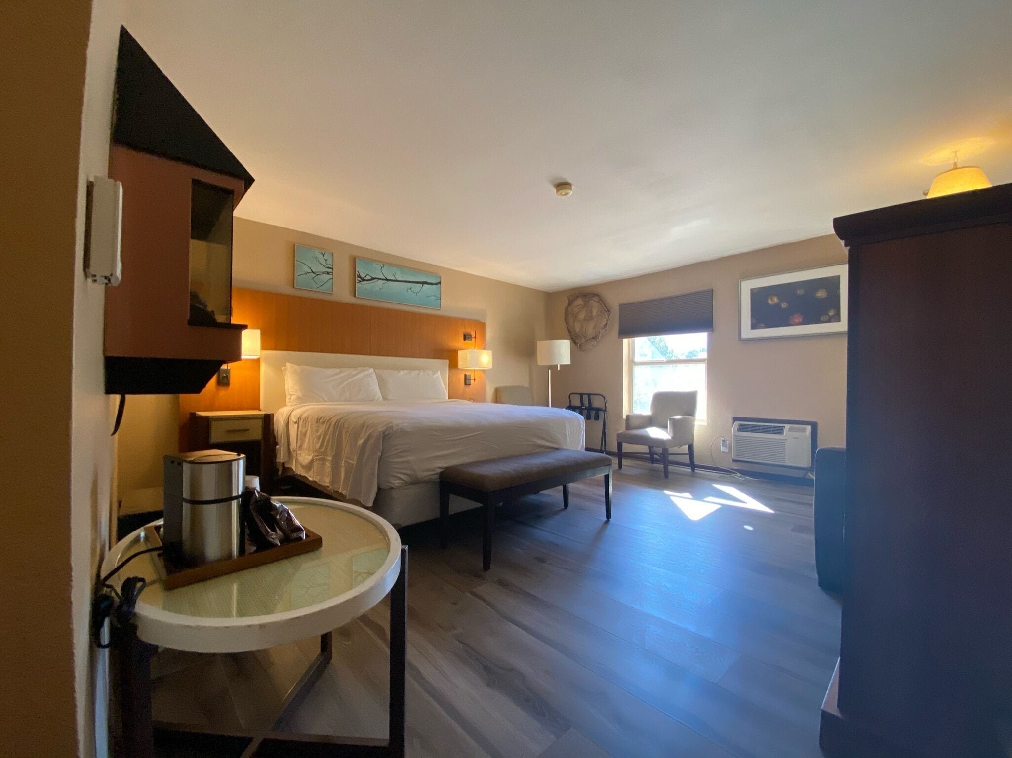 Suite – junior | Senger med overmadrass og strykejern/-brett