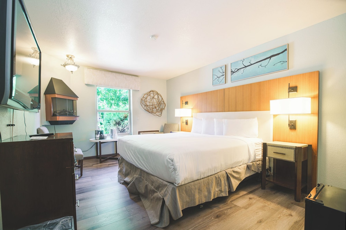 Standard Room, 1 King Bed Accessible | Camas con pillow-top, tabla de planchar con plancha y camas extra