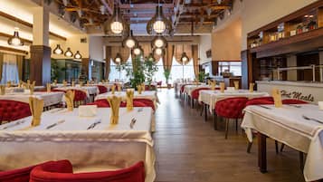 3 restaurants, international cuisine