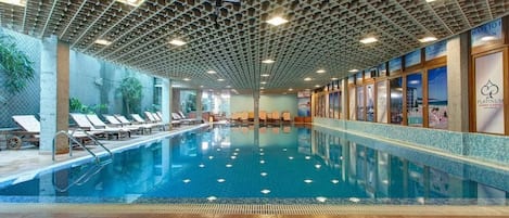 Piscine couverte, chaises longues