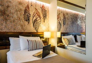 Minibar, coffres-forts dans les chambres, bureau