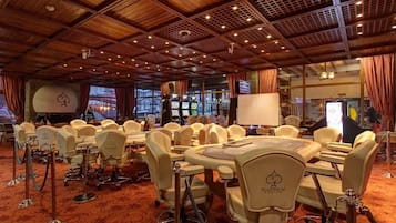 2 bars/lounges