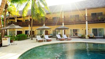 Suite, ved strandkanten (ROYAL RETREAT MI HOTELITO) | Minibar (inkludert), safe på rommet og skrivebord