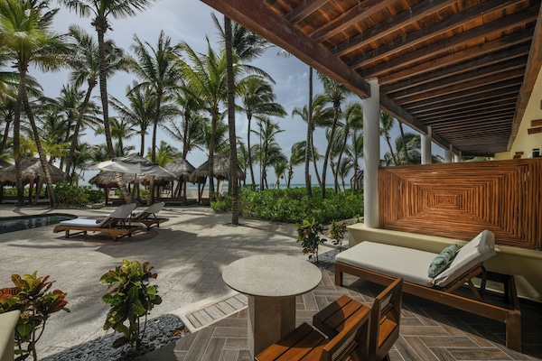 ROYAL RETREAT MI HOTELITO BEACHFRONT SUITE | Living area | 40-inch Smart TV with satellite channels, DVD player, music library