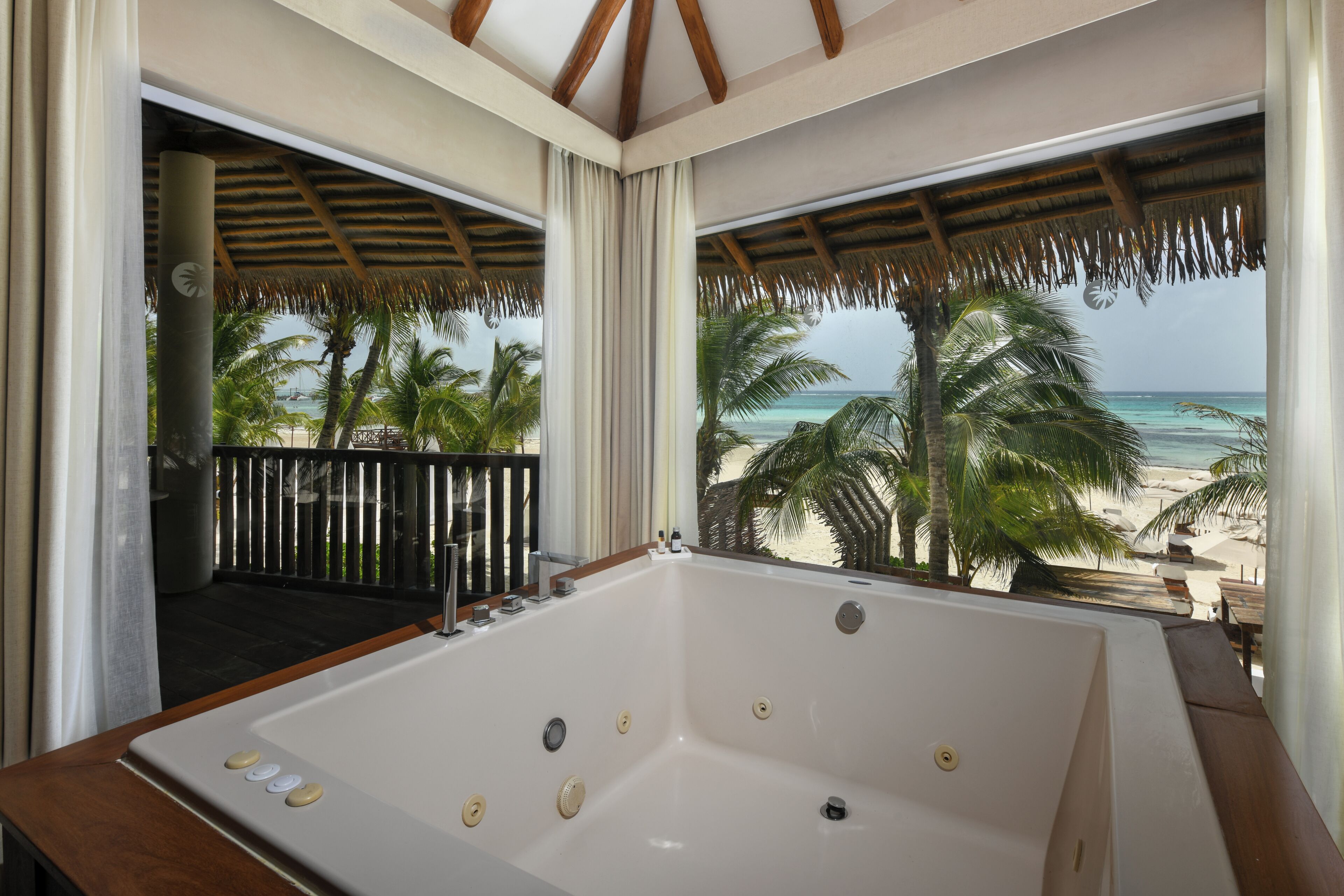 ROYAL RETREAT HAVEN SUITE | Bathroom | Shower, free toiletries, hair dryer, slippers