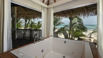 ROYAL RETREAT HAVEN SUITE | Bathroom | Shower, free toiletries, hair dryer, slippers