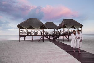 Magánstrand, fehér homok, felszíni búvárkodás és 2 tengerparti bár