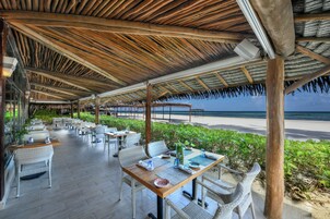 4 restaurants; breakfast, lunch, and dinner served