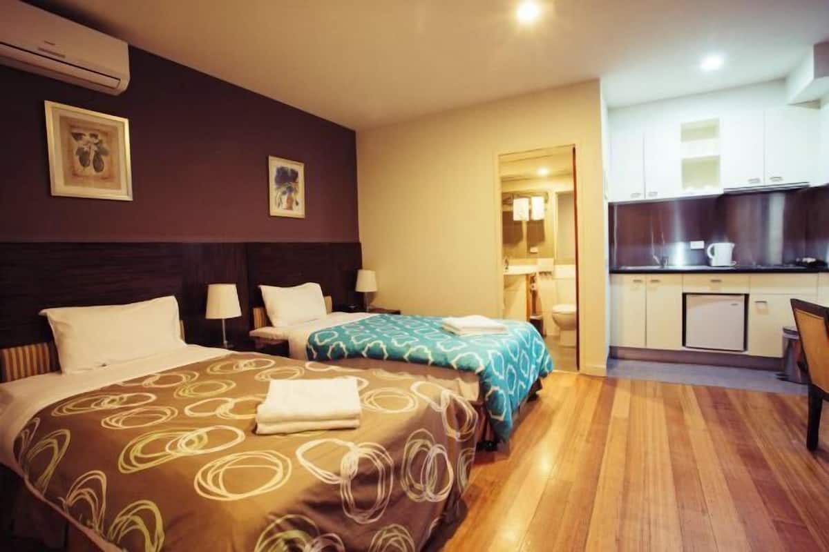 Escritorio, tabla de planchar con plancha, wifi gratis y ropa de cama