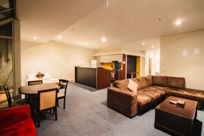 24-inch flat-screen TV with digital channels - YTI Garden Hotel (Melbourne)