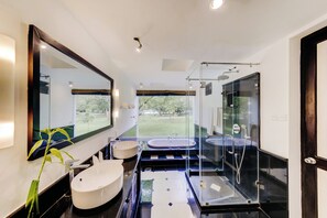 Quarto | Banheiro | Chuveiro, produtos de toalete grátis, secador de cabelo 