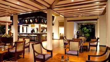 3 restaurantes; se sirve desayuno, almuerzo y cena; cocina internacional