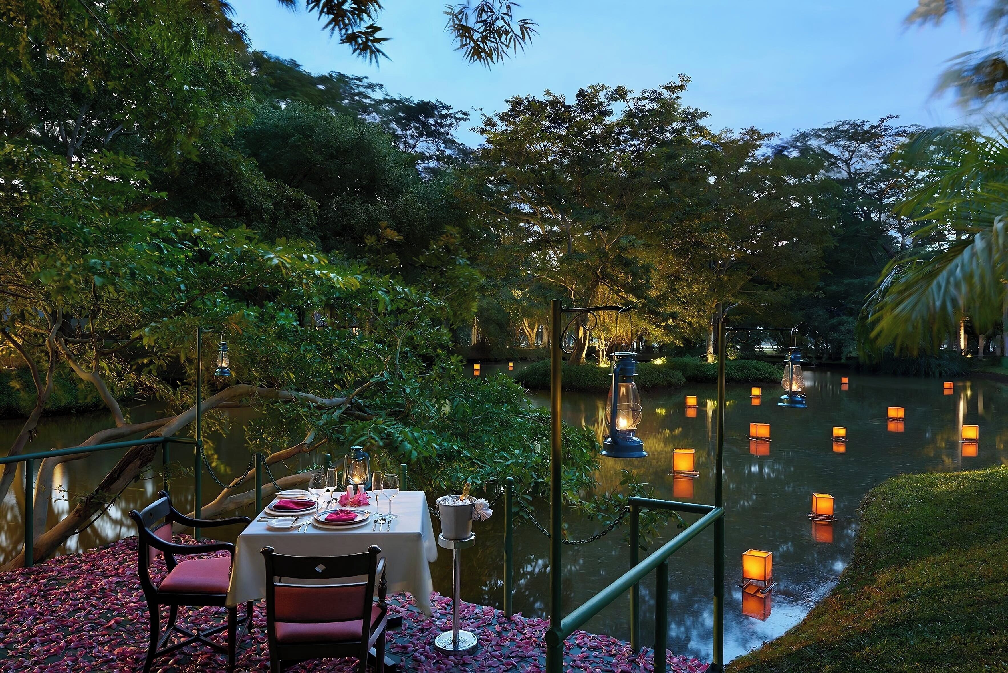 3 restaurants, breakfast, lunch, dinner served; international cuisine