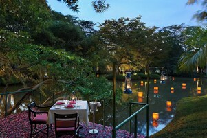 3 restaurants, breakfast, lunch, dinner served; international cuisine