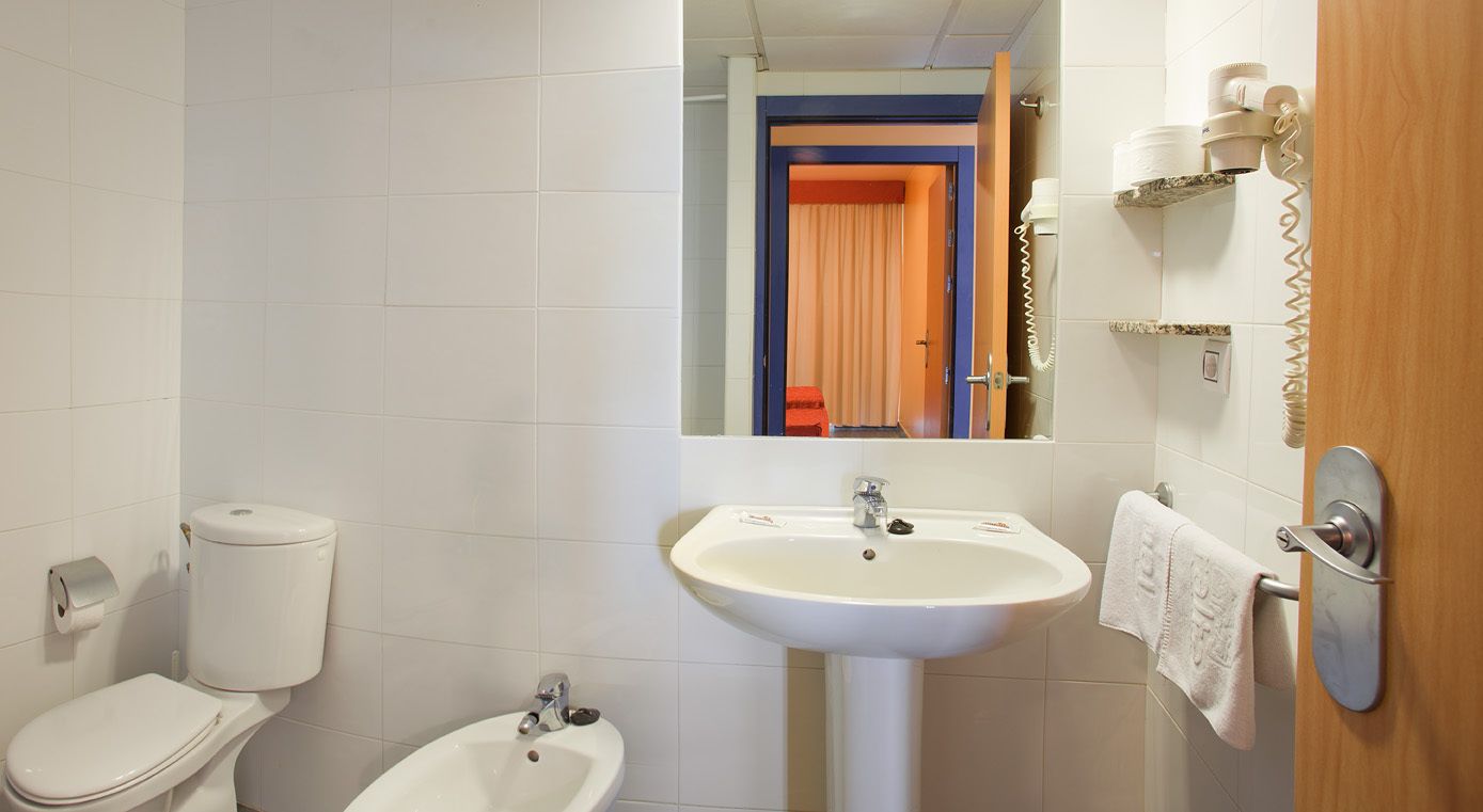 وحدات دش مع أحواض استحمام، مجففات شعر