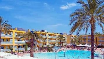 Außenpool, Sonnenschirme, Liegestühle