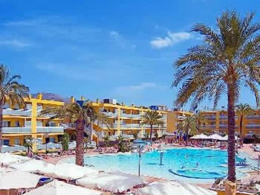 Utendørsbasseng, bassengparasoller og solsenger