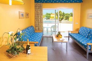 Széf a szobában, íróasztal és vasaló/vasalódeszka