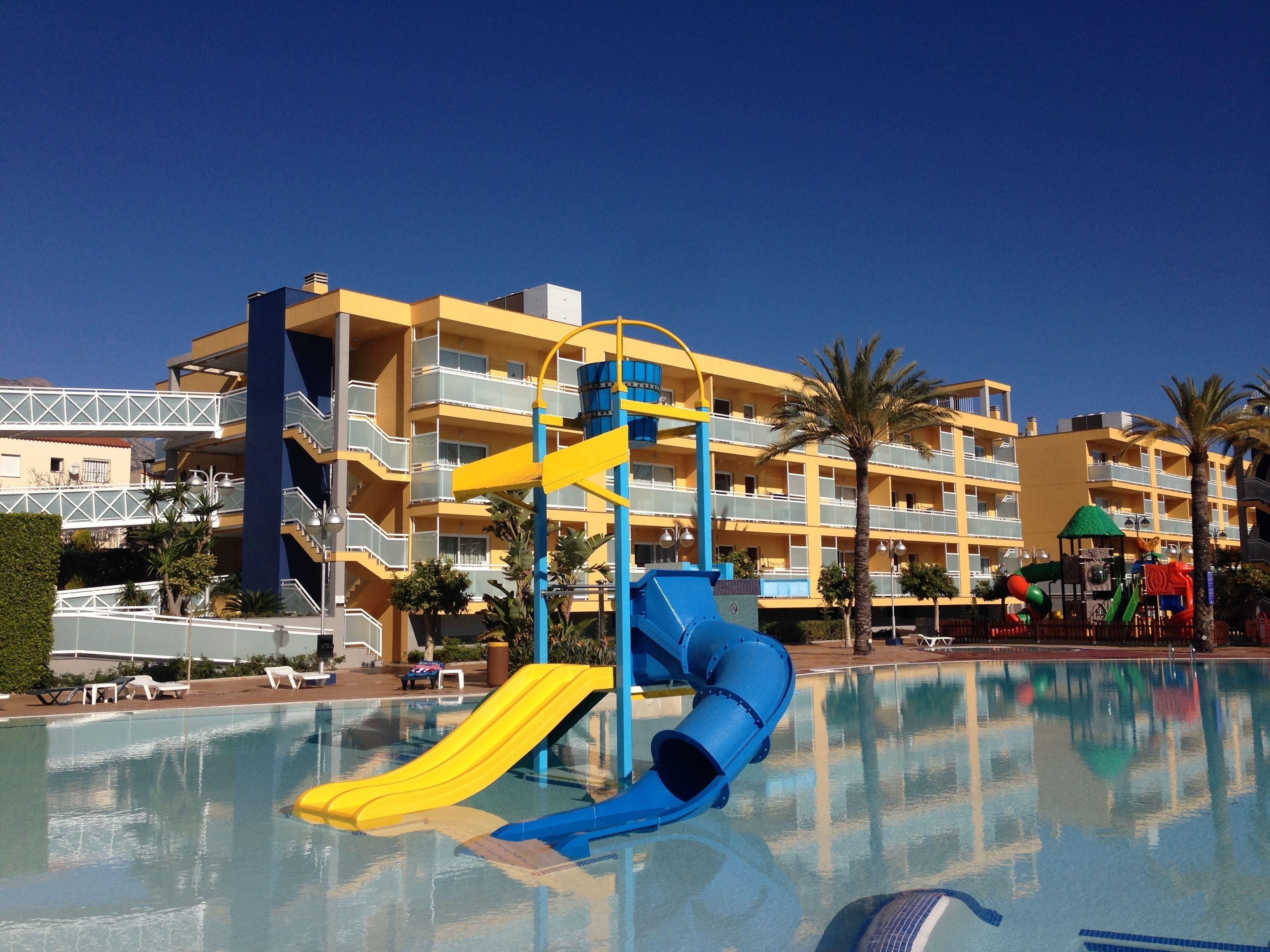 حمّام سباحة خارجي، مظلات على حمّام السباحة، مقاعد للتشمس