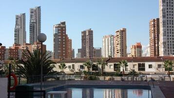 Piscina a l'aire lliure i gandules