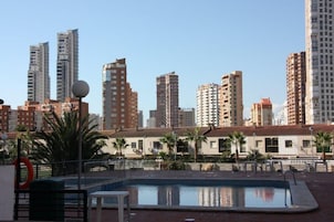Piscina externa, espreguiçadeiras