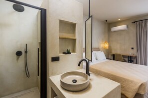 Superior Double or Twin Room | Bathroom | Shower, hair dryer, towels - Panas (Kefalonia)