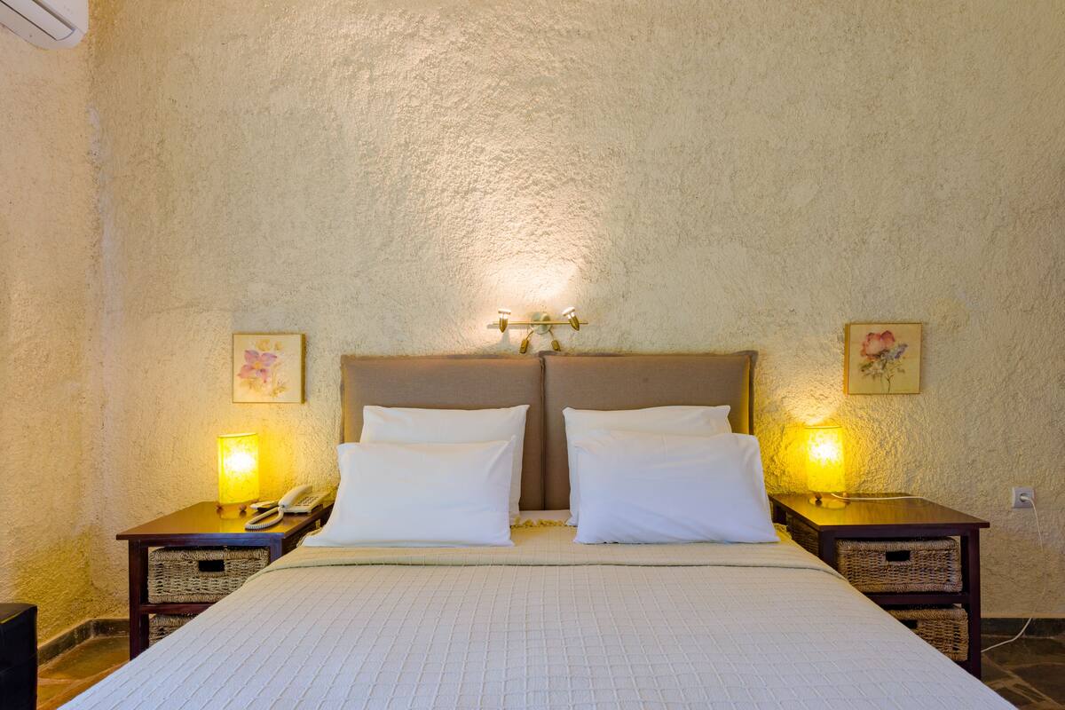 WiFi (free), bed sheets