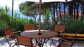 Breakfast, lunch, dinner served; Greek cuisine