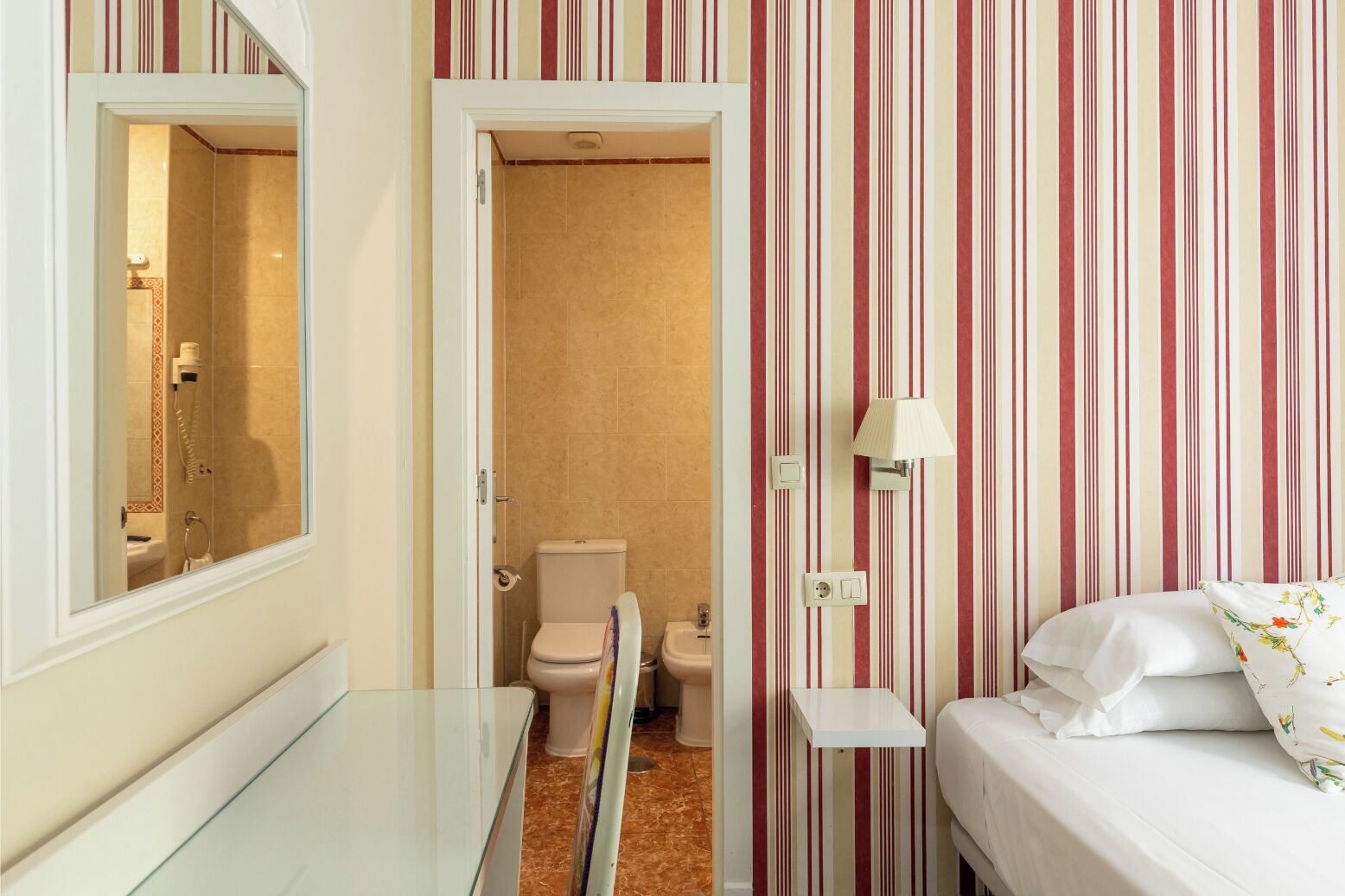 double room single use | in-room safe, desk, free wifi, bed sheets