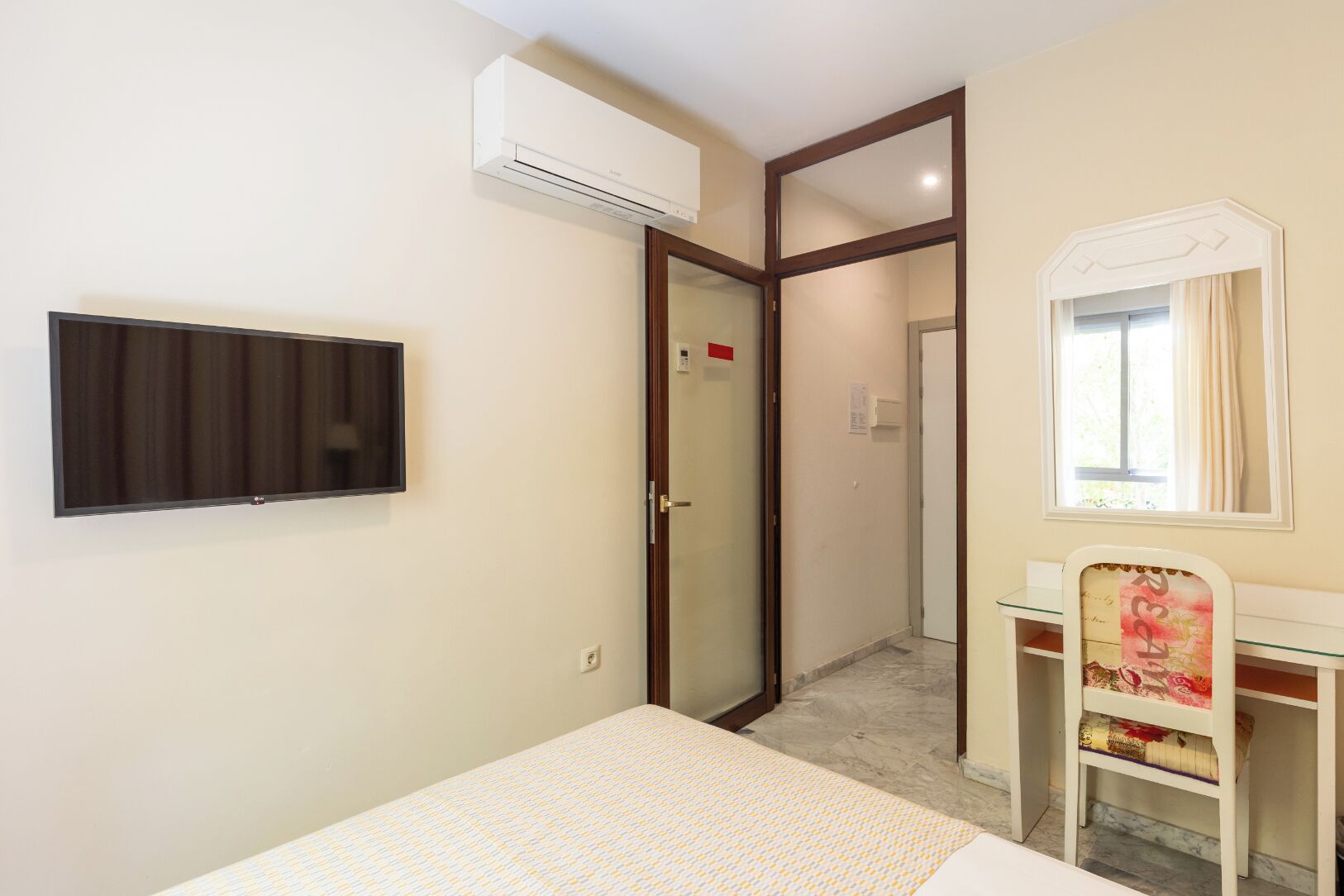 double room single use | in-room safe, desk, free wifi, bed sheets