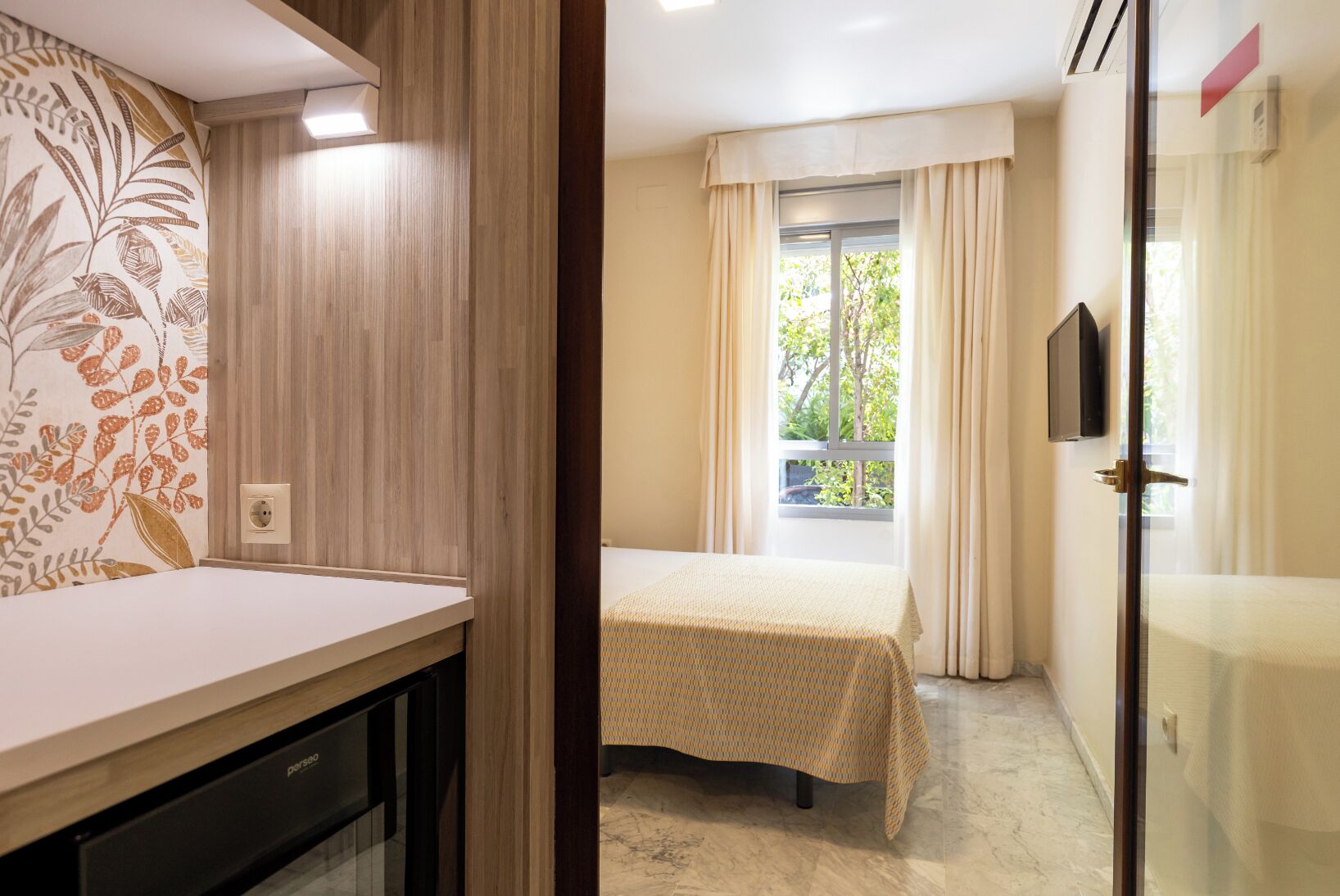 double room single use | in-room safe, desk, free wifi, bed sheets