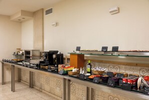 Daily buffet breakfast for a fee - Colectia Hotel Santa Lucia (Seville)