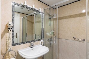 Habitación doble | Baño | Secadora de cabello, bidet, toallas 
