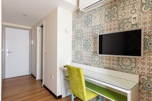 Habitació doble | Caixa forta a l'habitació, escriptori, wifi gratuïta i roba de llit 