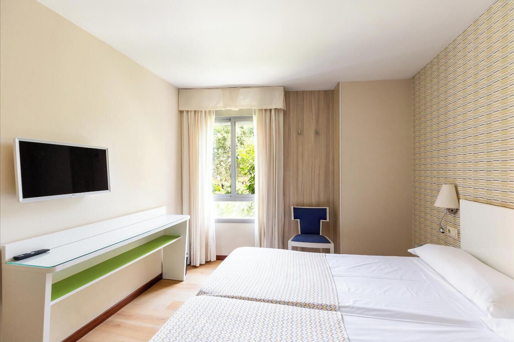 Tweepersoonskamer | Een kluis op de kamer, een bureau, gratis wifi, beddengoed