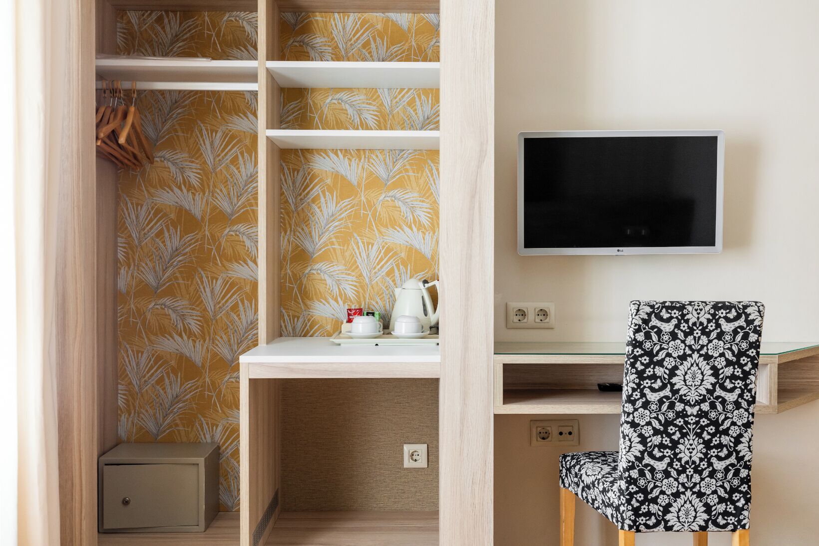 double room | in-room safe, desk, free wifi, bed sheets