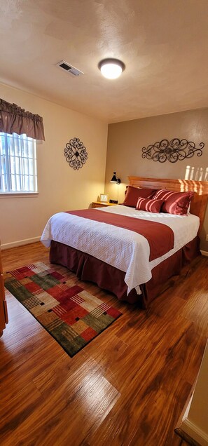 Camas con pillow-top, decoración personalizada y muebles diferentes