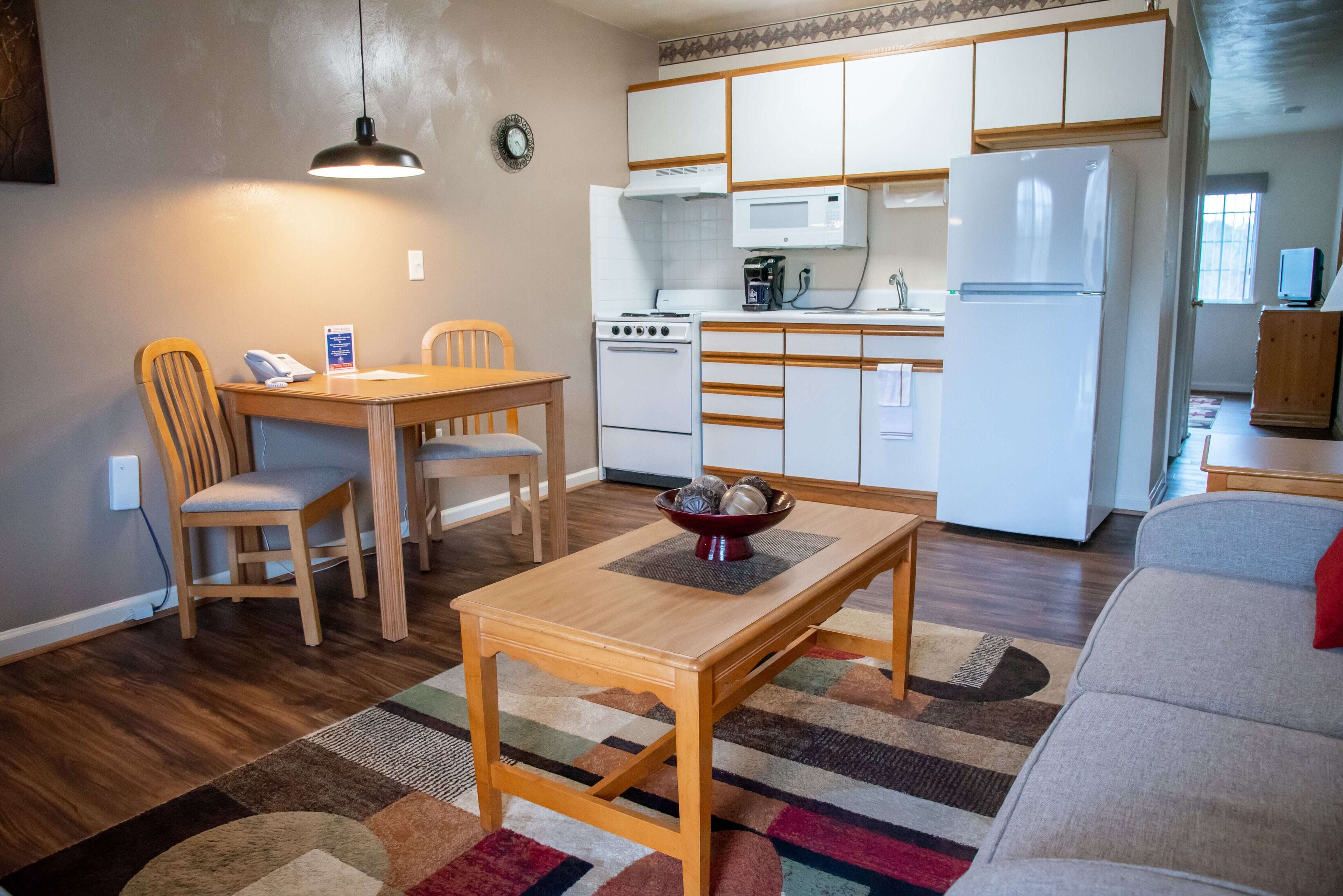 executive suite, 1 queen bed | living area | tv, dvd player