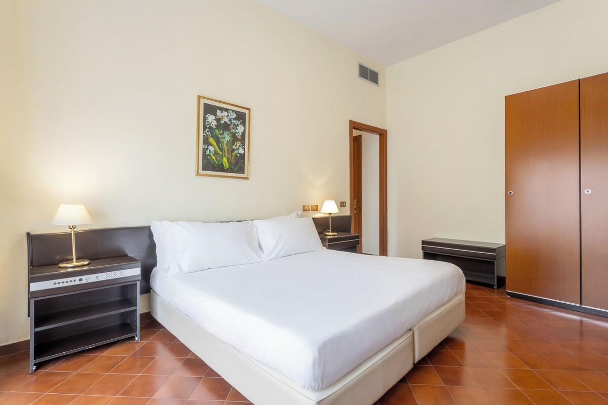 Hypo-allergenic bedding available, in-room safe, desk, WiFi (free)