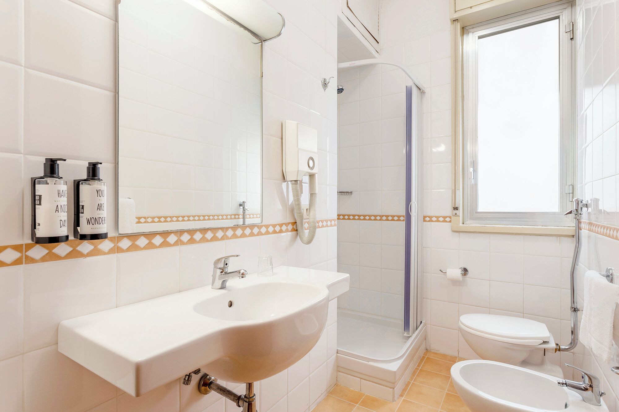 Doccia, set di cortesia gratuito, asciugacapelli, bidet