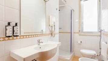 Doccia, set di cortesia gratuito, asciugacapelli, bidet