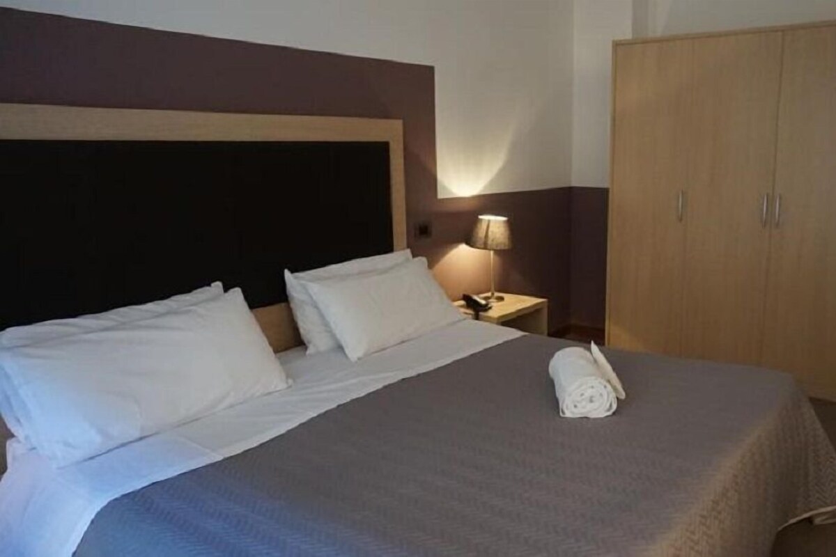 Hypo-allergenic bedding available, in-room safe, desk, WiFi (free)