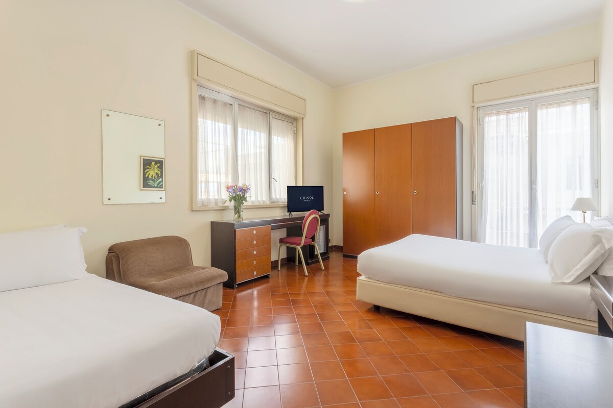 Hypo-allergenic bedding available, in-room safe, desk, WiFi (free)