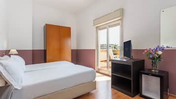 Habitación triple, Terraza | Ropa de cama hipoalergénica y caja de seguridad en la habitación