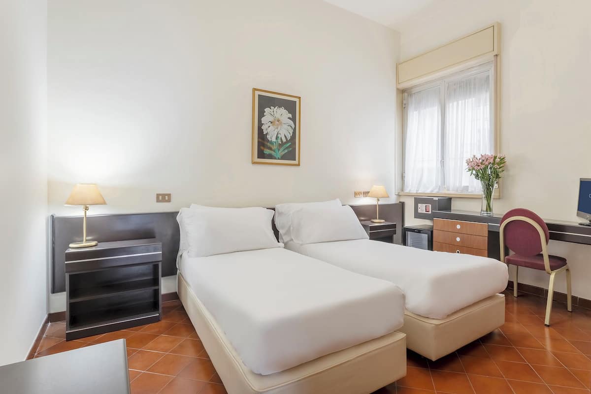 Ropa de cama hipoalergénica y caja de seguridad en la habitación